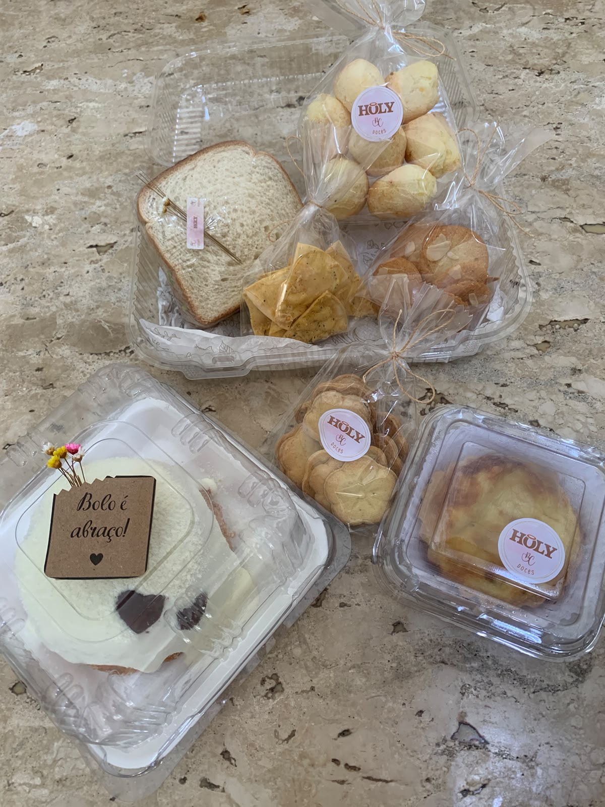 Produtos reais do Kit Abraço da Holy Doces